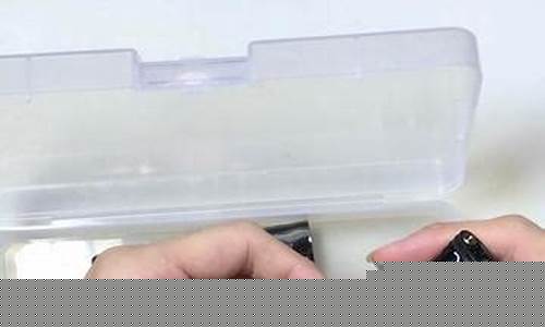 悦刻电子烟出烟小，是悦刻电子烟品牌旗下的一款经典产品，它以精湛的工艺和先进的技术赢得了众多消费者的青睐。悦刻电子烟出烟小采用了全新的热敏陶瓷雾化技术，能够更好地还原烟草原味，为用户带来更纯正的吸烟体验。本文将从悦刻电子烟出烟小的外观设计、性能特点、使用方法、口味选择以及维护保养等方面进行详细介绍。
